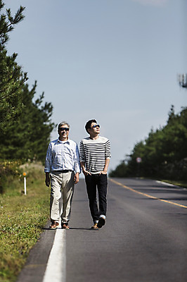 포토 JPG 주간 전신 남자 행복 도로 아들 50대 여행 가족 한국 사람 성인 취미 야외 두명 앞모습 30대 부모 선글라스 제주도 걷기 차도 한국인 자녀 아빠 즐거움 상쾌 부자지간 성인남자만 국내포토 자연요소 감정 아시아 안경 길 뷰포인트 중년 관계 교통시설 모션 동양인 장년 남자만 성인만 파일형식