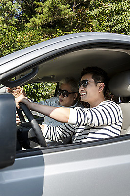 포토 JPG 주간 남자 행복 아들 50대 여행 가족 자동차 한국 사람 앉기 상반신 성인 취미 야외 두명 옆모습 30대 부모 선글라스 제주도 운전 한국인 자녀 아빠 승차 즐거움 상쾌 부자지간 성인남자만 국내포토 자연요소 감정 아시아 안경 육상교통 뷰포인트 중년 관계 모션 동양인 장년 남자만 성인만 파일형식