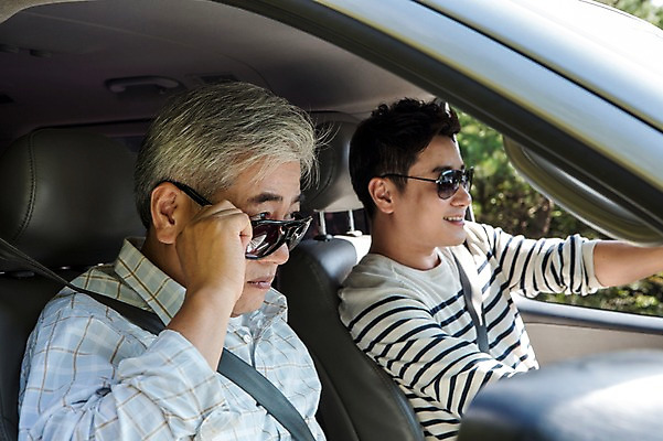 포토 JPG 주간 남자 행복 아들 50대 여행 가족 자동차 한국 미소 사람 앉기 상반신 성인 취미 야외 두명 옆모습 30대 부모 선글라스 제주도 운전 한국인 자녀 아빠 승차 즐거움 상쾌 부자지간 성인남자만 국내포토 자연요소 감정 아시아 안경 육상교통 뷰포인트 중년 관계 모션 표정 동양인 장년 남자만 성인만 파일형식