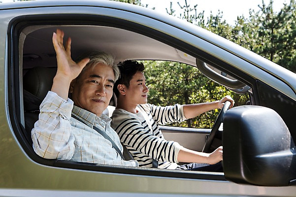 포토 JPG 주간 남자 행복 아들 50대 여행 가족 자동차 한국 미소 사람 손짓 상반신 성인 취미 야외 두명 옆모습 30대 부모 제주도 손들기 운전 한국인 자녀 아빠 승차 즐거움 상쾌 부자지간 성인남자만 국내포토 자연요소 감정 아시아 육상교통 뷰포인트 중년 관계 모션 표정 동양인 장년 남자만 성인만 파일형식