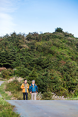 포토 JPG 주간 전신 남자 아들 50대 여행 가족 산 한국 사람 성인 취미 야외 두명 앞모습 30대 부모 제주도 걷기 등산 한국인 자녀 아빠 등산복 즐거움 상쾌 오름 동산 부자지간 성인남자만 국내포토 자연요소 옷 감정 아시아 뷰포인트 중년 관계 모션 동양인 장년 트래킹 남자만 성인만 파일형식