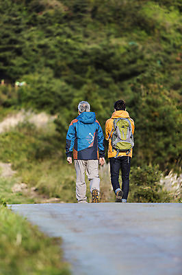 포토 JPG 주간 전신 남자 아들 50대 여행 배낭 가족 한국 사람 성인 취미 야외 두명 뒷모습 30대 부모 제주도 걷기 등산 한국인 자녀 아빠 등산복 즐거움 상쾌 오름 부자지간 성인남자만 국내포토 자연요소 옷 감정 아시아 뷰포인트 중년 가방 관계 모션 동양인 장년 트래킹 남자만 성인만 파일형식