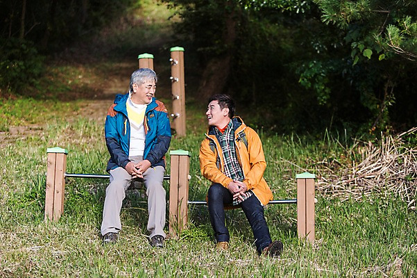 포토 JPG 주간 전신 남자 아들 50대 여행 가족 휴가 한국 사람 앉기 성인 취미 야외 두명 앞모습 30대 부모 제주도 등산 한국인 자녀 아빠 등산복 즐거움 상쾌 오름 부자지간 성인남자만 국내포토 자연요소 옷 감정 아시아 뷰포인트 중년 관계 모션 동양인 장년 트래킹 남자만 성인만 파일형식