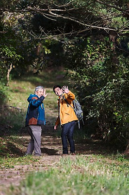 포토 JPG 주간 전신 나무 남자 아들 50대 여행 배낭 가족 한국 사람 손짓 성인 취미 야외 두명 뒷모습 30대 부모 제주도 손들기 걷기 등산 한국인 자녀 인사 뒤돌아보기 아빠 등산복 즐거움 상쾌 오름 부자지간 성인남자만 국내포토 자연요소 식물 옷 감정 아시아 뷰포인트 중년 가방 관계 모션 동양인 장년 트래킹 예절 남자만 성인만 파일형식