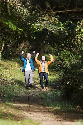 포토 JPG 주간 전신 나무 남자 아들 50대 여행 가족 한국 미소 사람 손짓 성인 취미 야외 두명 앞모습 30대 부모 제주도 손들기 걷기 등산 한국인 자녀 아빠 등산복 즐거움 상쾌 오름 부자지간 성인남자만 국내포토 자연요소 식물 옷 감정 아시아 뷰포인트 중년 관계 모션 표정 동양인 장년 트래킹 남자만 성인만 파일형식