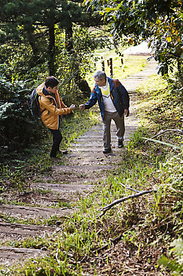 포토 JPG 주간 전신 남자 아들 50대 여행 가족 한국 사람 손짓 성인 취미 야외 두명 옆모습 30대 부모 제주도 걷기 등산 한국인 자녀 아빠 가위바위보 등산복 즐거움 상쾌 오름 부자지간 성인남자만 국내포토 바위손 자연요소 옷 감정 아시아 뷰포인트 중년 관계 모션 놀이 동양인 장년 트래킹 남자만 성인만 파일형식