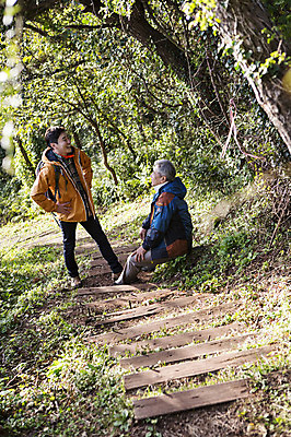 포토 JPG 주간 전신 나무 남자 아들 50대 여행 가족 휴식 한국 서기 사람 앉기 성인 취미 야외 두명 옆모습 30대 부모 제주도 등산 한국인 자녀 아빠 등산복 즐거움 상쾌 오름 부자지간 성인남자만 국내포토 자연요소 식물 옷 감정 아시아 뷰포인트 중년 컨셉 관계 모션 동양인 장년 트래킹 남자만 성인만 파일형식