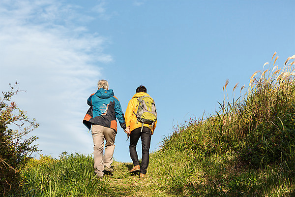 포토 JPG 주간 전신 남자 아들 50대 여행 배낭 가족 하늘 한국 갈대 사람 성인 취미 야외 두명 뒷모습 30대 부모 제주도 걷기 등산 한국인 자녀 풀 아빠 등산복 즐거움 상쾌 오름 부자지간 성인남자만 국내포토 자연요소 식물 옷 감정 아시아 뷰포인트 중년 가방 관계 모션 동양인 장년 트래킹 남자만 성인만 파일형식