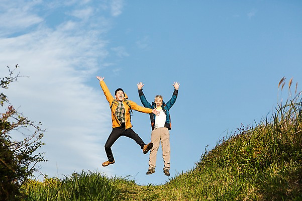 포토 JPG 주간 전신 남자 아들 50대 여행 가족 한국 사람 손짓 성인 취미 야외 두명 앞모습 30대 부모 달리기 제주도 손들기 등산 한국인 자녀 아빠 정상 등산복 즐거움 상쾌 오름 부자지간 성인남자만 국내포토 자연요소 옷 감정 아시아 뷰포인트 중년 관계 모션 동양인 장년 트래킹 남자만 성인만 파일형식