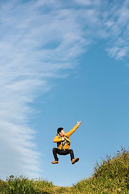 포토 JPG 주간 전신 구름 남자 아들 여행 하늘 한국 한명 사람 손짓 20대 성인 취미 야외 앞모습 달리기 제주도 등산 한국인 자녀 풀 정상 등산복 즐거움 상쾌 오름 남자한명만 성인남자만 청년만 청년남자만 청년남자한명만 성인한명만 성인남자한명만 국내포토 자연요소 식물 1 옷 감정 아시아 뷰포인트 가족 모션 동양인 청년 트래킹 남자만 성인만 파일형식