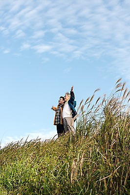 포토 JPG 주간 전신 남자 아들 50대 여행 가족 한국 서기 사람 성인 취미 야외 두명 앞모습 30대 부모 제주도 손들기 등산 한국인 자녀 아빠 정상 등산복 즐거움 상쾌 오름 부자지간 성인남자만 국내포토 자연요소 옷 감정 아시아 뷰포인트 중년 관계 모션 동양인 장년 트래킹 남자만 성인만 파일형식
