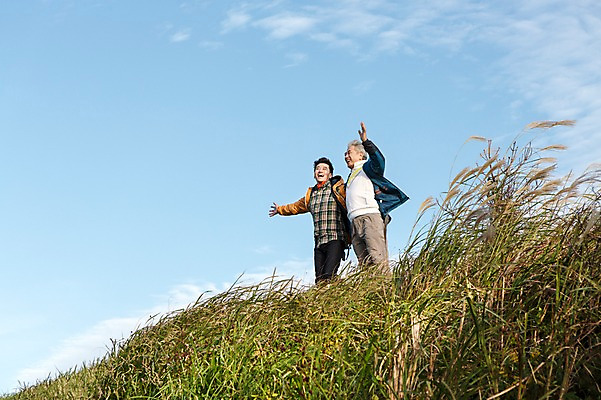 포토 JPG 주간 전신 남자 아들 50대 여행 가족 팔벌리기 한국 서기 사람 성인 취미 야외 두명 옆모습 30대 부모 제주도 등산 한국인 자녀 아빠 정상 등산복 즐거움 상쾌 오름 부자지간 성인남자만 국내포토 자연요소 옷 감정 아시아 뷰포인트 중년 관계 모션 동양인 장년 트래킹 남자만 성인만 파일형식