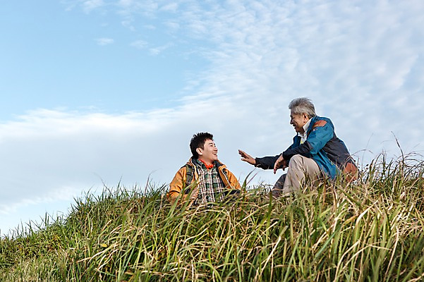 포토 JPG 주간 전신 남자 아들 50대 여행 가족 휴식 한국 대화 사람 앉기 성인 취미 야외 두명 옆모습 30대 부모 제주도 등산 한국인 자녀 아빠 등산복 즐거움 상쾌 오름 부자지간 성인남자만 국내포토 자연요소 옷 감정 아시아 뷰포인트 중년 컨셉 관계 모션 말하기 동양인 장년 트래킹 남자만 성인만 파일형식