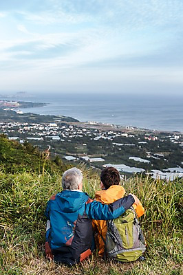 포토 JPG 주간 남자 아들 50대 여행 배낭 가족 한국 대화 사람 앉기 풍경 상반신 성인 취미 야외 두명 뒷모습 30대 부모 제주도 등산 한국인 자녀 아빠 등산복 즐거움 상쾌 오름 부자지간 성인남자만 국내포토 자연요소 옷 감정 아시아 뷰포인트 중년 가방 관계 모션 말하기 동양인 장년 트래킹 남자만 성인만 파일형식