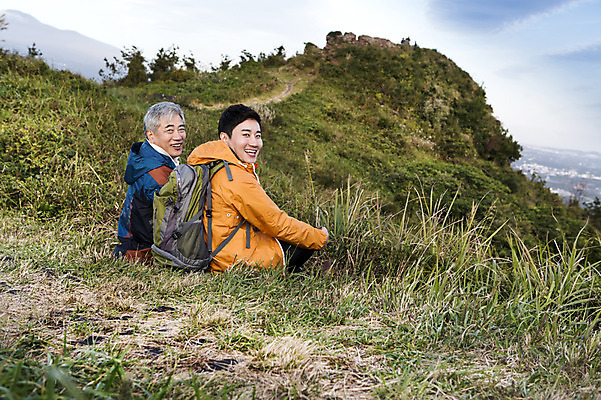 포토 JPG 주간 남자 아들 50대 여행 가족 휴식 한국 미소 사람 앉기 상반신 성인 취미 야외 두명 뒷모습 30대 부모 제주도 등산 한국인 자녀 뒤돌아보기 아빠 등산복 즐거움 상쾌 오름 부자지간 성인남자만 국내포토 자연요소 옷 감정 아시아 뷰포인트 중년 컨셉 관계 모션 표정 동양인 장년 트래킹 남자만 성인만 파일형식