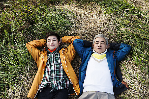 포토 JPG 주간 남자 50대 여행 가족 한국 미소 사람 상반신 성인 취미 야외 두명 앞모습 30대 부모 눕기 제주도 눈감음 등산 한국인 자녀 풀 아빠 등산복 즐거움 상쾌 오름 부자지간 성인남자만 국내포토 자연요소 식물 옷 감정 아시아 아들 뷰포인트 중년 관계 모션 표정 동양인 장년 트래킹 남자만 성인만 파일형식