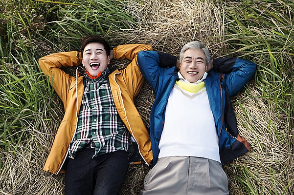 포토 JPG 주간 남자 아들 50대 여행 가족 한국 미소 사람 상반신 성인 취미 야외 두명 앞모습 30대 부모 눕기 제주도 등산 한국인 자녀 풀 아빠 등산복 즐거움 상쾌 오름 부자지간 성인남자만 국내포토 자연요소 식물 옷 감정 아시아 뷰포인트 중년 관계 모션 표정 동양인 장년 트래킹 남자만 성인만 파일형식