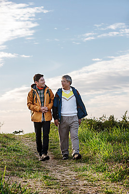 포토 JPG 주간 전신 남자 아들 50대 여행 가족 한국 사람 성인 취미 야외 두명 앞모습 30대 부모 제주도 걷기 등산 한국인 자녀 아빠 정상 등산복 즐거움 상쾌 오름 부자지간 성인남자만 국내포토 자연요소 옷 감정 아시아 뷰포인트 중년 관계 모션 동양인 장년 트래킹 남자만 성인만 파일형식