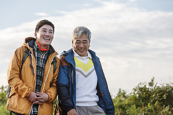 포토 JPG 주간 남자 아들 50대 여행 가족 한국 미소 사람 상반신 성인 취미 야외 두명 앞모습 30대 부모 제주도 걷기 등산 한국인 자녀 아빠 정상 등산복 즐거움 상쾌 오름 부자지간 성인남자만 국내포토 자연요소 옷 감정 아시아 뷰포인트 중년 관계 모션 표정 동양인 장년 트래킹 남자만 성인만 파일형식