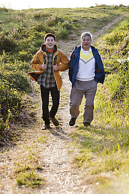 포토 JPG 주간 전신 남자 아들 50대 여행 가족 한국 미소 사람 성인 취미 야외 두명 앞모습 30대 부모 제주도 걷기 등산 한국인 자녀 아빠 등산복 즐거움 상쾌 오름 부자지간 성인남자만 국내포토 자연요소 옷 감정 아시아 뷰포인트 중년 관계 모션 표정 동양인 장년 트래킹 남자만 성인만 파일형식