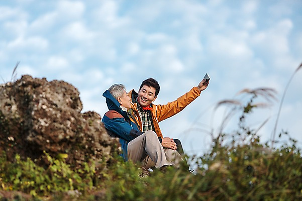 포토 JPG 주간 전신 구름 남자 아들 50대 여행 가족 하늘 휴식 한국 미소 들기 사람 앉기 성인 취미 야외 두명 옆모습 30대 스마트폰 부모 제주도 등산 한국인 자녀 아빠 셀프카메라 등산복 즐거움 상쾌 오름 부자지간 성인남자만 국내포토 자연요소 옷 감정 아시아 뷰포인트 중년 컨셉 관계 모션 표정 동양인 장년 핸드폰 스마트기기 사진촬영 트래킹 남자만 성인만 파일형식