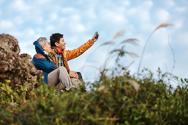 포토 JPG 주간 전신 남자 아들 50대 여행 가족 한국 미소 들기 사람 앉기 성인 취미 야외 두명 옆모습 30대 스마트폰 부모 제주도 등산 한국인 자녀 아빠 셀프카메라 등산복 즐거움 상쾌 오름 부자지간 성인남자만 국내포토 자연요소 옷 감정 아시아 뷰포인트 중년 관계 모션 표정 동양인 장년 핸드폰 스마트기기 사진촬영 트래킹 남자만 성인만 파일형식