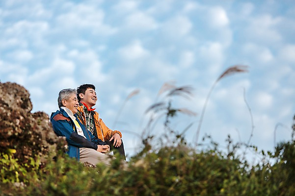 포토 JPG 주간 구름 남자 아들 50대 여행 가족 하늘 휴식 한국 미소 사람 앉기 상반신 성인 취미 야외 두명 옆모습 30대 부모 제주도 등산 한국인 자녀 아빠 등산복 즐거움 상쾌 오름 부자지간 성인남자만 국내포토 자연요소 옷 감정 아시아 뷰포인트 중년 컨셉 관계 모션 표정 동양인 장년 트래킹 남자만 성인만 파일형식