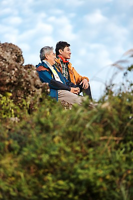 포토 JPG 주간 남자 아들 50대 여행 가족 휴식 한국 미소 사람 앉기 상반신 성인 취미 야외 두명 옆모습 30대 부모 제주도 등산 한국인 자녀 아빠 등산복 즐거움 상쾌 오름 부자지간 성인남자만 국내포토 자연요소 옷 감정 아시아 뷰포인트 중년 컨셉 관계 모션 표정 동양인 장년 트래킹 남자만 성인만 파일형식