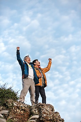 포토 JPG 주간 전신 구름 응시 남자 아들 50대 여행 가족 하늘 한국 서기 사람 풍경 성인 취미 야외 두명 앞모습 30대 부모 제주도 손들기 등산 한국인 자녀 아빠 정상 등산복 즐거움 상쾌 오름 부자지간 성인남자만 국내포토 자연요소 시선 옷 감정 아시아 뷰포인트 중년 관계 모션 동양인 장년 트래킹 남자만 성인만 파일형식