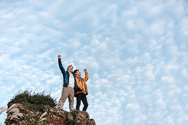 포토 JPG 주간 전신 구름 응시 남자 아들 50대 여행 가족 하늘 한국 서기 사람 풍경 손짓 성인 야외 두명 앞모습 30대 부모 제주도 손들기 등산 한국인 자녀 아빠 정상 등산복 즐거움 상쾌 오름 부자지간 성인남자만 국내포토 자연요소 시선 옷 감정 아시아 뷰포인트 중년 관계 모션 동양인 장년 트래킹 남자만 성인만 파일형식