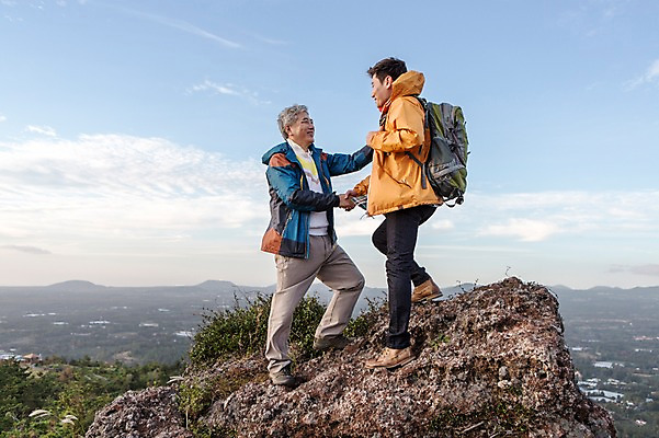 포토 JPG 주간 전신 남자 아들 50대 여행 가족 한국 서기 사람 성인 취미 야외 두명 옆모습 30대 부모 제주도 마주보기 등산 한국인 자녀 아빠 정상 등산복 즐거움 상쾌 오름 부자지간 성인남자만 국내포토 자연요소 옷 감정 아시아 뷰포인트 중년 관계 모션 동양인 장년 트래킹 남자만 성인만 파일형식