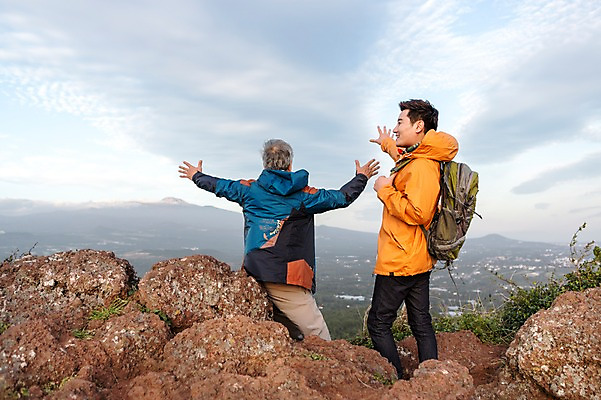 포토 JPG 주간 전신 구름 응시 남자 아들 50대 여행 가족 하늘 팔벌리기 한국 서기 사람 풍경 성인 취미 야외 두명 뒷모습 30대 부모 제주도 등산 한국인 돌_바위 바위 자녀 아빠 정상 등산복 즐거움 상쾌 오름 부자지간 성인남자만 국내포토 자연요소 시선 옷 감정 아시아 뷰포인트 중년 관계 모션 동양인 장년 트래킹 남자만 성인만 파일형식
