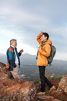 포토 JPG 주간 전신 남자 아들 50대 여행 가족 한국 서기 미소 사람 풍경 성인 취미 야외 두명 앞모습 30대 부모 제주도 등산 한국인 돌_바위 바위 자녀 아빠 정상 등산복 즐거움 상쾌 오름 부자지간 성인남자만 국내포토 자연요소 옷 감정 아시아 뷰포인트 중년 관계 모션 표정 동양인 장년 트래킹 남자만 성인만 파일형식