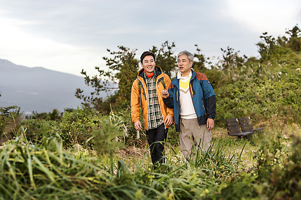 포토 JPG 주간 남자 아들 50대 여행 가족 한국 갈대 미소 사람 상반신 성인 취미 야외 두명 앞모습 30대 부모 제주도 걷기 등산 한국인 자녀 풀 아빠 등산복 즐거움 상쾌 오름 부자지간 성인남자만 국내포토 자연요소 식물 옷 감정 아시아 뷰포인트 중년 관계 모션 표정 동양인 장년 트래킹 남자만 성인만 파일형식