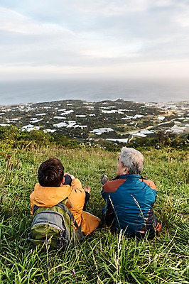 포토 JPG 주간 구름 남자 아들 50대 여행 가족 하늘 휴식 한국 사람 앉기 풍경 상반신 성인 취미 야외 두명 뒷모습 30대 부모 제주도 등산 한국인 자녀 풀 아빠 등산복 즐거움 상쾌 오름 부자지간 성인남자만 국내포토 자연요소 식물 옷 감정 아시아 뷰포인트 중년 컨셉 관계 모션 동양인 장년 트래킹 남자만 성인만 파일형식