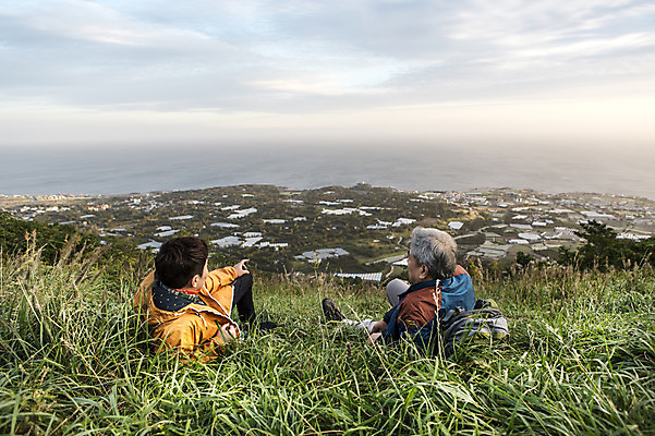 포토 JPG 주간 전신 남자 아들 50대 여행 가족 휴식 한국 사람 앉기 성인 취미 야외 두명 뒷모습 30대 부모 제주도 등산 한국인 자녀 풀 아빠 등산복 즐거움 상쾌 오름 부자지간 성인남자만 국내포토 자연요소 식물 옷 감정 아시아 뷰포인트 중년 컨셉 관계 모션 동양인 장년 트래킹 남자만 성인만 파일형식
