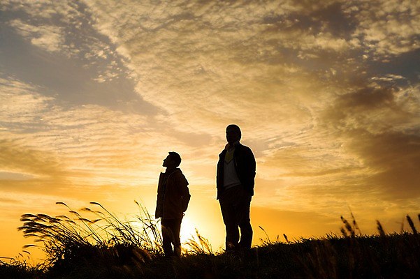 포토 JPG 주간 전신 구름 남자 아들 50대 여행 가족 하늘 한국 서기 사람 성인 취미 야외 두명 30대 부모 제주도 노을 등산 한국인 자녀 아빠 등산복 즐거움 상쾌 오름 역광 부자지간 성인남자만 국내포토 자연요소 옷 감정 아시아 중년 관계 모션 동양인 장년 트래킹 남자만 성인만 파일형식