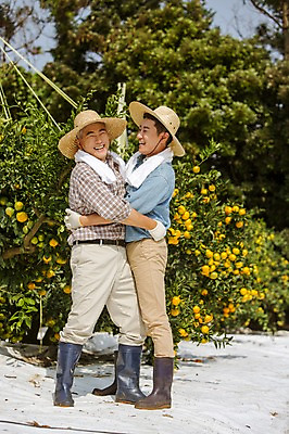 포토 JPG 주간 전신 남자 행복 아들 50대 가족 안기 귤 한국 작업복 사람 성인 야외 두명 옆모습 30대 부모 수건 제주도 농장 농사 기쁨 한국인 수확 자녀 체험 아빠 과수원 즐거움 밀짚모자 귀농 제주감귤 귤나무 부자지간 성인남자만 국내포토 자연요소 나무 모자_잡화 옷 감정 아시아 뷰포인트 중년 컨셉 농업 과일 관계 모션 동양인 장년 위생용품 특산물 남자만 성인만 파일형식