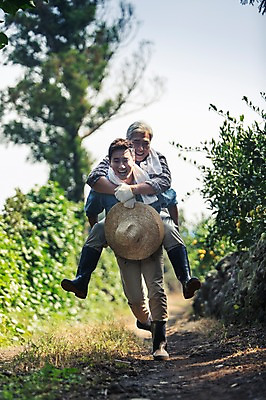포토 JPG 주간 전신 남자 행복 아들 50대 가족 귤 한국 작업복 미소 사람 성인 야외 두명 앞모습 30대 부모 달리기 제주도 농장 농사 기쁨 한국인 자녀 아빠 과수원 즐거움 밀짚모자 업기 귀농 제주감귤 부자지간 성인남자만 국내포토 자연요소 모자_잡화 옷 감정 아시아 뷰포인트 중년 농업 과일 관계 모션 표정 동양인 장년 특산물 남자만 성인만 파일형식