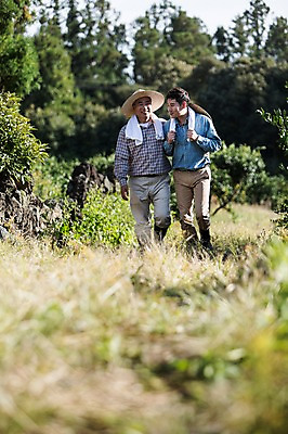 포토 JPG 주간 전신 나무 남자 행복 아들 50대 가족 한국 작업복 사람 성인 야외 두명 앞모습 30대 부모 수건 제주도 농장 걷기 다정 기쁨 한국인 자녀 체험 아빠 즐거움 밀짚모자 귀농 나란히 부자지간 성인남자만 국내포토 자연요소 식물 모자_잡화 옷 감정 아시아 뷰포인트 중년 컨셉 농업 관계 모션 동양인 장년 위생용품 남자만 성인만 파일형식