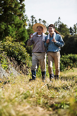 포토 JPG 주간 전신 나무 남자 행복 아들 50대 가족 한국 작업복 미소 사람 성인 야외 두명 앞모습 30대 부모 수건 제주도 농장 걷기 다정 기쁨 한국인 자녀 체험 아빠 즐거움 밀짚모자 귀농 나란히 부자지간 성인남자만 국내포토 자연요소 식물 모자_잡화 옷 감정 아시아 뷰포인트 중년 컨셉 농업 관계 모션 표정 동양인 장년 위생용품 남자만 성인만 파일형식