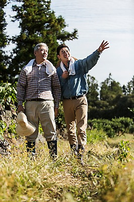 포토 JPG 주간 전신 나무 응시 남자 행복 50대 가족 한국 작업복 미소 사람 손짓 성인 야외 두명 앞모습 30대 부모 수건 제주도 농장 손들기 걷기 다정 기쁨 한국인 자녀 체험 아빠 즐거움 밀짚모자 귀농 나란히 부자지간 성인남자만 국내포토 자연요소 식물 모자_잡화 시선 옷 감정 아시아 아들 뷰포인트 중년 컨셉 농업 관계 모션 표정 동양인 장년 위생용품 남자만 성인만 파일형식