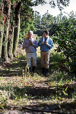 포토 JPG 주간 전신 나무 남자 행복 아들 50대 가족 한국 작업복 사람 성인 야외 두명 앞모습 30대 부모 수건 제주도 농장 걷기 다정 기쁨 한국인 자녀 체험 아빠 즐거움 밀짚모자 귀농 나란히 부자지간 성인남자만 국내포토 자연요소 식물 모자_잡화 옷 감정 아시아 뷰포인트 중년 컨셉 농업 관계 모션 동양인 장년 위생용품 남자만 성인만 파일형식