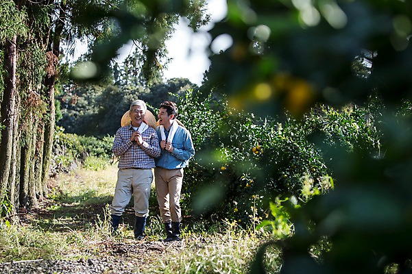 포토 JPG 주간 전신 나무 남자 행복 아들 50대 가족 한국 작업복 사람 성인 야외 두명 앞모습 30대 부모 제주도 농장 걷기 다정 기쁨 한국인 자녀 체험 아빠 즐거움 귀농 나란히 부자지간 성인남자만 국내포토 자연요소 식물 옷 감정 아시아 뷰포인트 중년 컨셉 농업 관계 모션 동양인 장년 남자만 성인만 파일형식