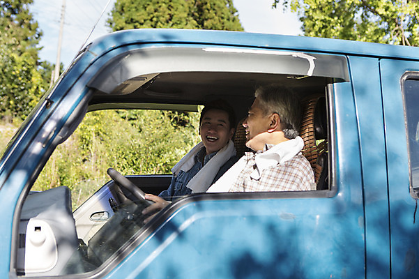 포토 JPG 주간 남자 행복 아들 50대 가족 자동차 한국 작업복 대화 미소 사람 앉기 상반신 성인 야외 두명 옆모습 30대 부모 수건 제주도 농장 기쁨 한국인 트럭 자녀 아빠 승차 즐거움 귀농 부자지간 성인남자만 국내포토 자연요소 옷 감정 아시아 육상교통 뷰포인트 중년 농업 관계 모션 표정 말하기 동양인 장년 위생용품 남자만 성인만 파일형식