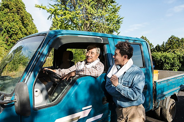 포토 JPG 주간 남자 행복 아들 50대 가족 자동차 한국 작업복 대화 서기 미소 사람 상반신 성인 야외 두명 옆모습 30대 부모 수건 제주도 농장 기쁨 한국인 트럭 자녀 체험 아빠 승차 즐거움 귀농 부자지간 성인남자만 국내포토 자연요소 옷 감정 아시아 육상교통 뷰포인트 중년 컨셉 농업 관계 모션 표정 말하기 동양인 장년 위생용품 남자만 성인만 파일형식