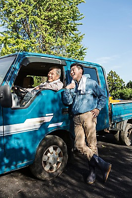 포토 JPG 주간 전신 남자 행복 아들 50대 가족 자동차 한국 작업복 대화 서기 미소 사람 앉기 상반신 성인 야외 두명 옆모습 30대 부모 수건 제주도 농장 기쁨 한국인 트럭 자녀 체험 아빠 승차 즐거움 귀농 부자지간 성인남자만 국내포토 자연요소 옷 감정 아시아 육상교통 뷰포인트 중년 컨셉 농업 관계 모션 표정 말하기 동양인 장년 위생용품 남자만 성인만 파일형식