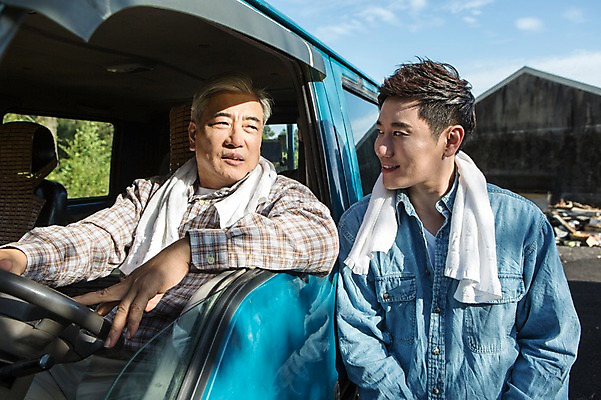 포토 JPG 주간 남자 행복 아들 50대 가족 자동차 한국 작업복 대화 서기 사람 앉기 상반신 성인 야외 두명 앞모습 30대 부모 수건 제주도 농장 기쁨 한국인 트럭 자녀 체험 아빠 승차 즐거움 귀농 부자지간 성인남자만 국내포토 자연요소 옷 감정 아시아 육상교통 뷰포인트 중년 컨셉 농업 관계 모션 말하기 동양인 장년 위생용품 남자만 성인만 파일형식