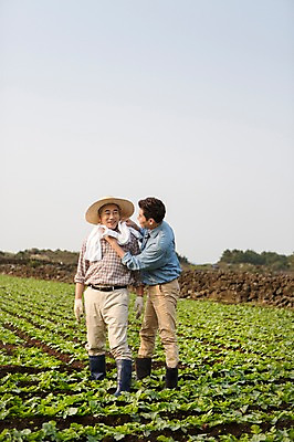 포토 JPG 주간 전신 남자 행복 아들 50대 가족 한국 작업복 서기 사람 성인 야외 두명 앞모습 옆모습 30대 부모 수건 제주도 새싹 농사 다정 기쁨 한국인 자녀 체험 아빠 무 즐거움 밀짚모자 땀 귀농 닦기 무밭 밭농사 부자지간 성인남자만 소상공인 국내포토 자연요소 식물 직업 모자_잡화 옷 감정 아시아 뷰포인트 중년 컨셉 밭 농업 관계 모션 뿌리채소 동양인 장년 경제 위생용품 상인 남자만 성인만 파일형식