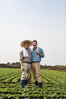포토 JPG 주간 전신 남자 행복 아들 50대 가족 한국 작업복 서기 미소 사람 성인 야외 두명 앞모습 30대 부모 수건 제주도 새싹 농사 다정 기쁨 한국인 자녀 체험 아빠 무 즐거움 밀짚모자 귀농 무밭 밭농사 부자지간 성인남자만 소상공인 국내포토 자연요소 식물 직업 모자_잡화 옷 감정 아시아 뷰포인트 중년 컨셉 밭 농업 관계 모션 뿌리채소 표정 동양인 장년 경제 위생용품 상인 남자만 성인만 파일형식